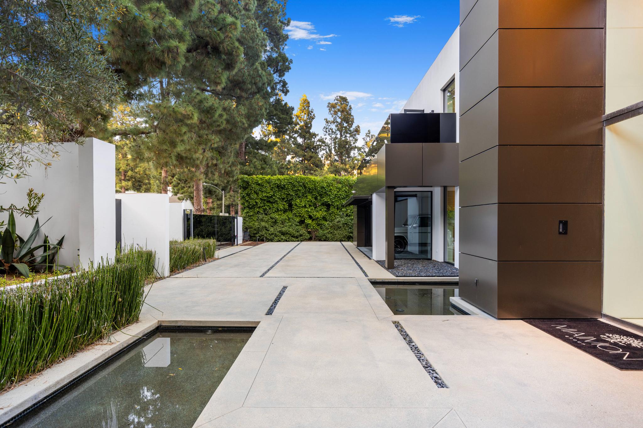 Lago Vista Modern gallery image 10