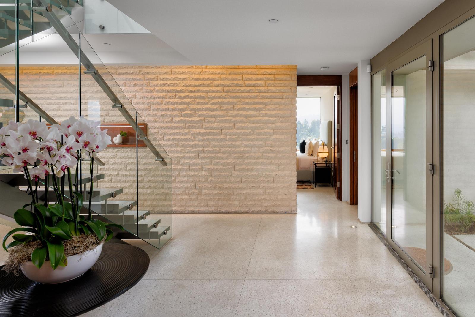 Vue Moderne gallery image 8