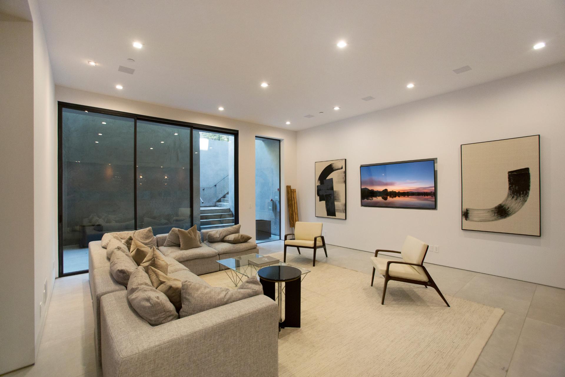 Modern Marvel gallery image 5