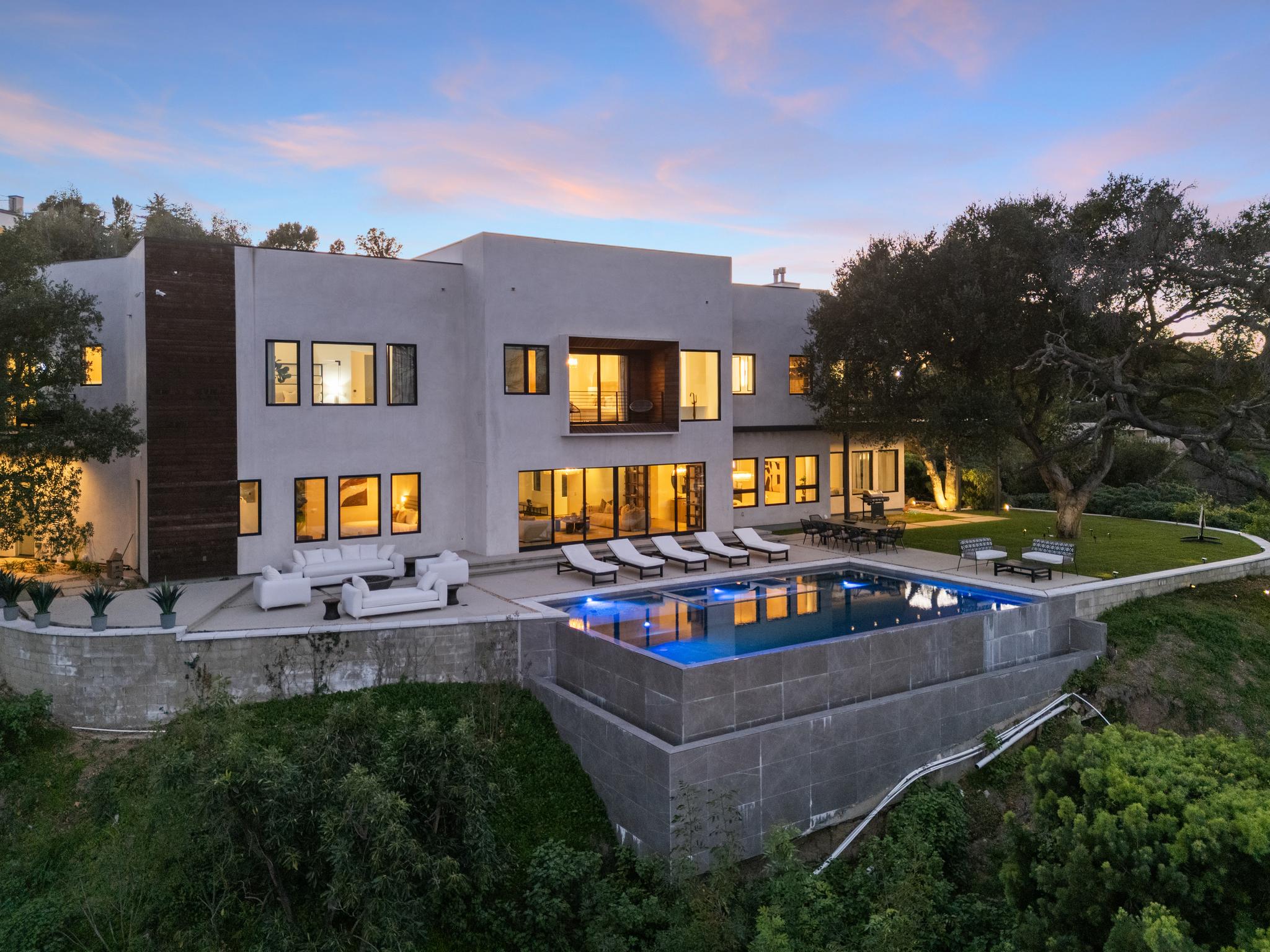 Mulholland Summit gallery image 1