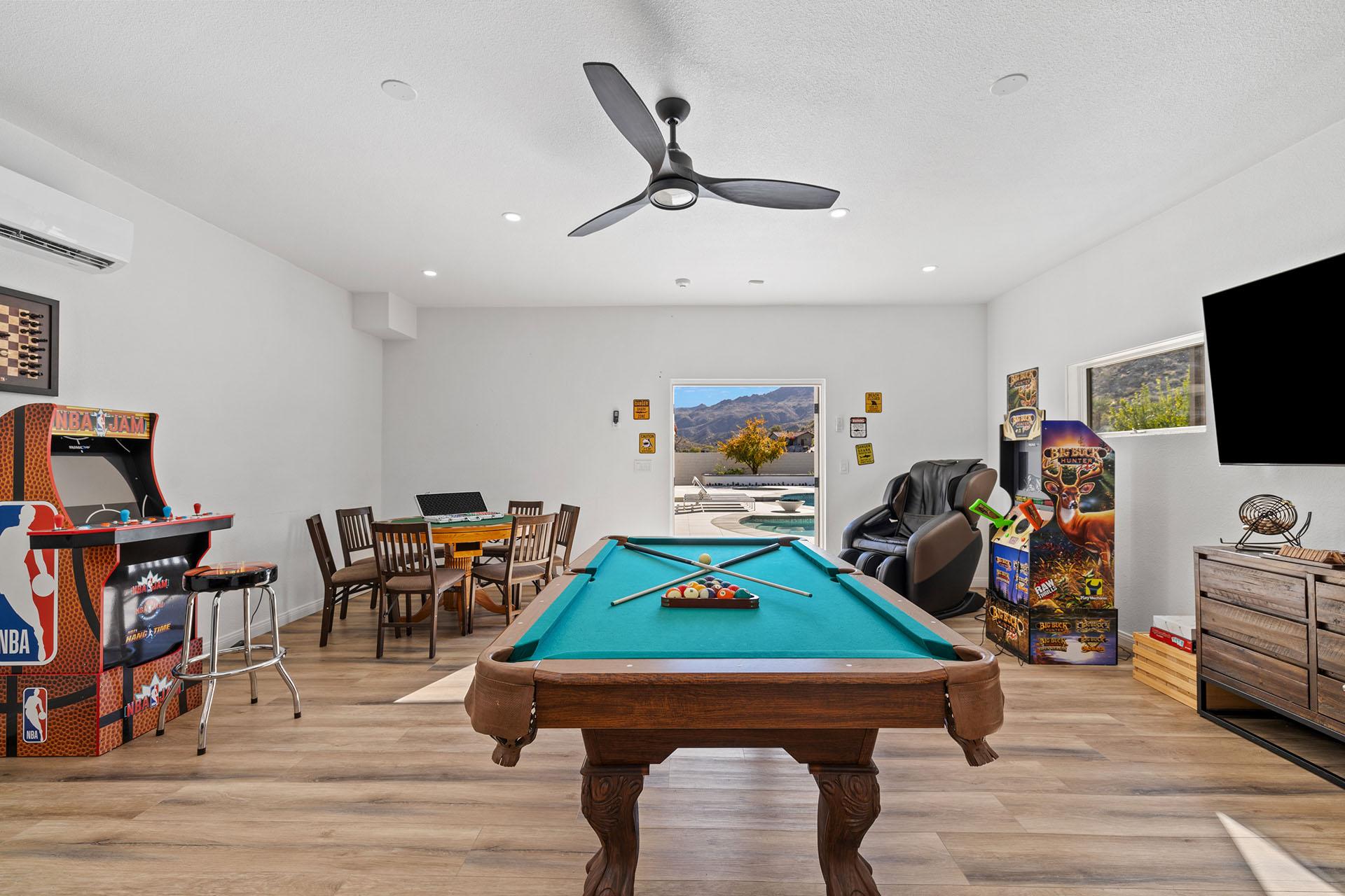 Ridgeview 6 BR, 3 Acres, Pool, Spa, Firepits gallery image 6
