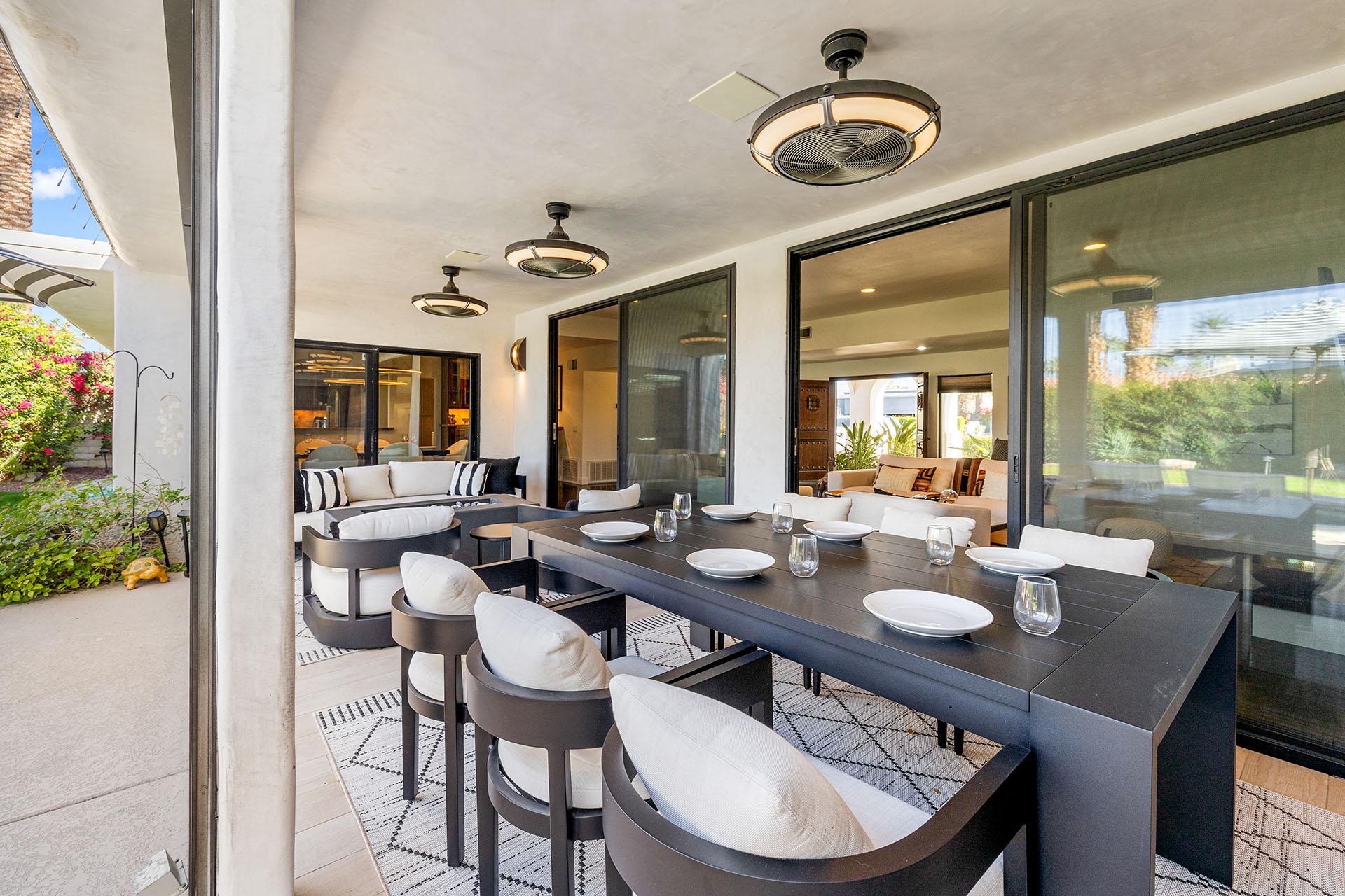 Palmeras Poolside gallery image 6