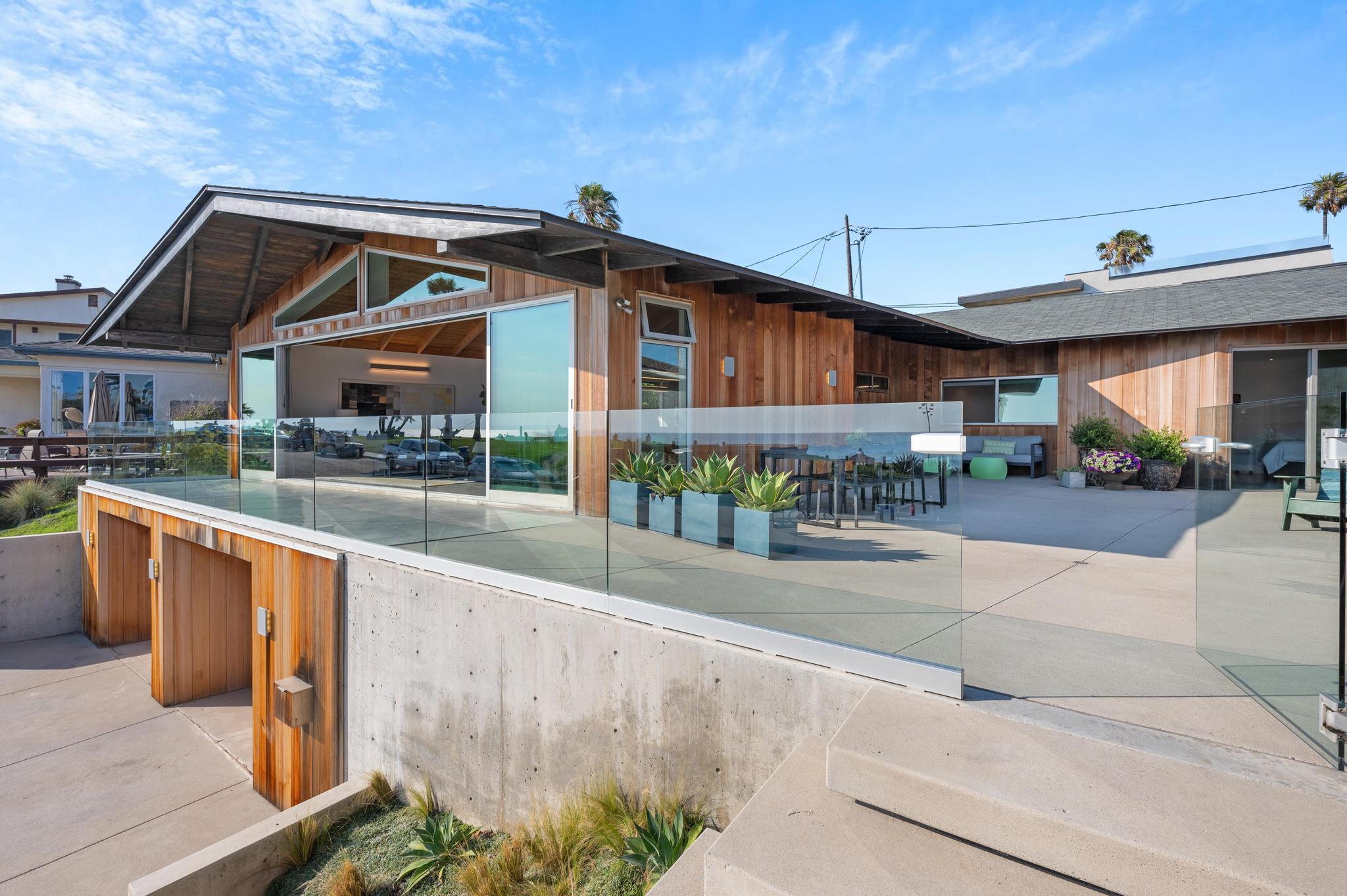 Beachfront Modern gallery image 10
