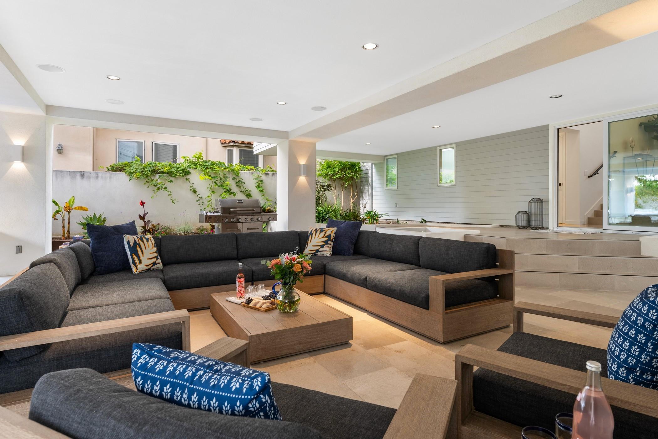 Shoreline Retreat gallery image 2