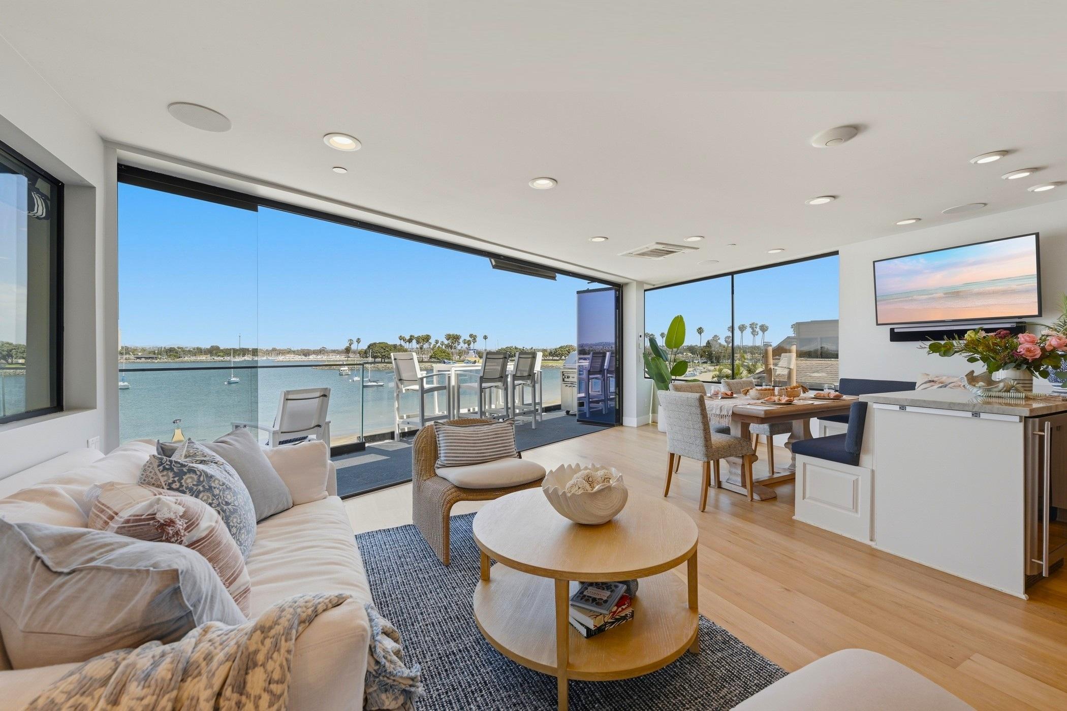 Bayside Retreat 3 gallery image 1