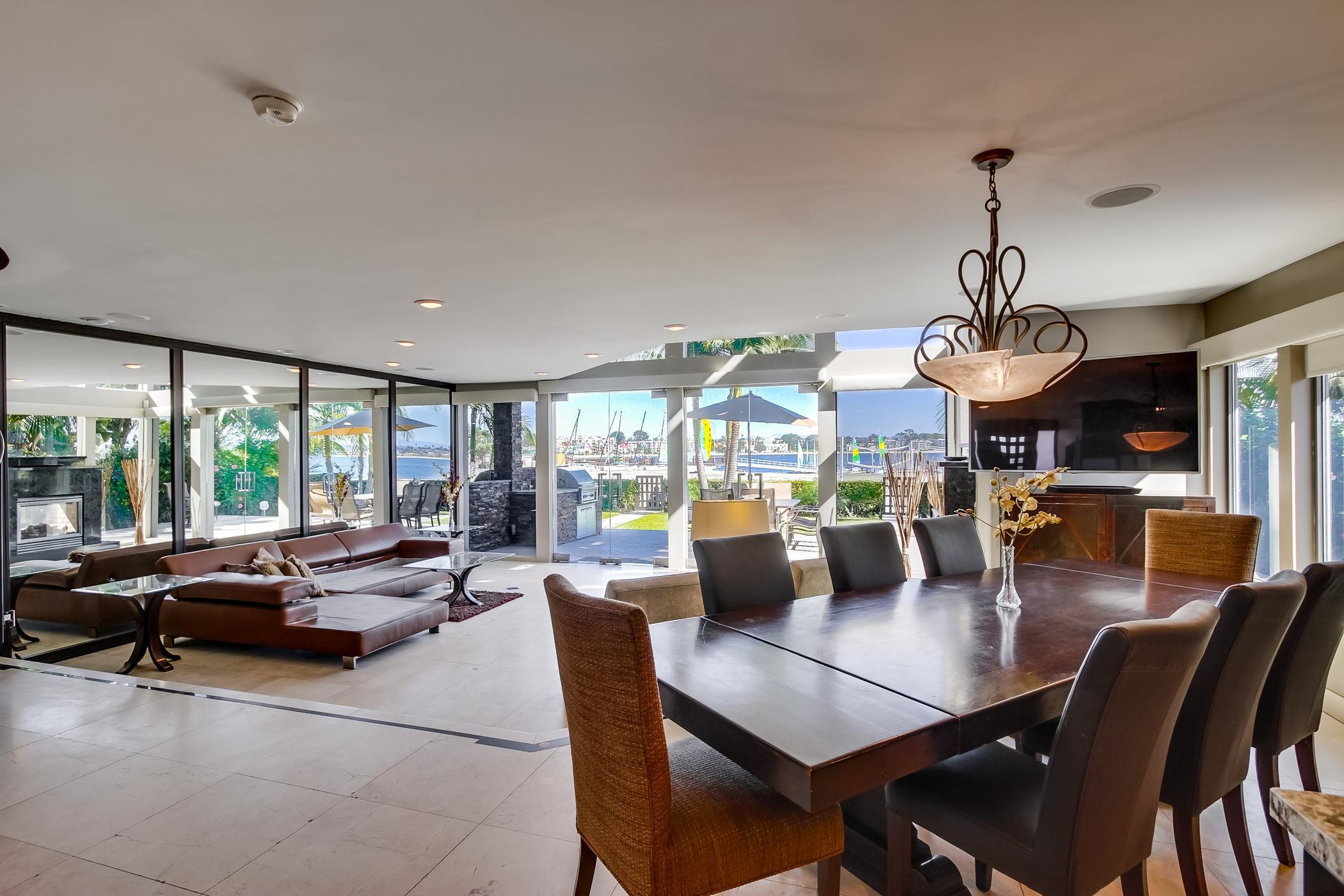 Villa on the Bay 7BR | MB Gem w/ Spacious Yard gallery image 9