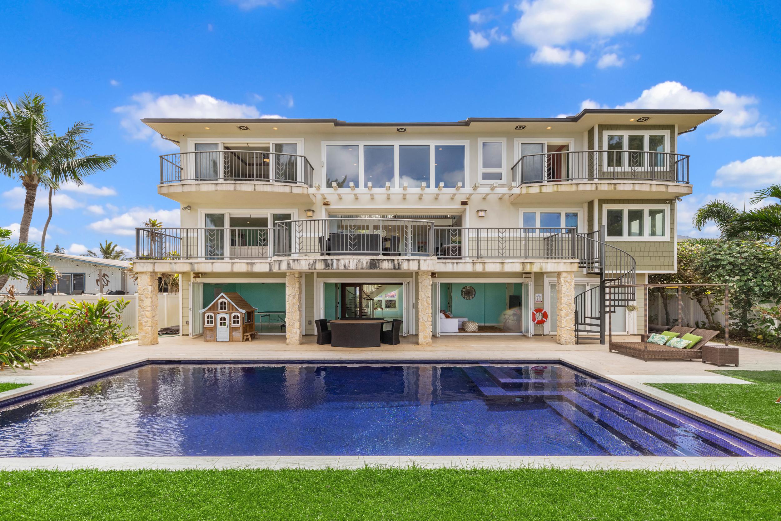 Waialua Beach House gallery image 1