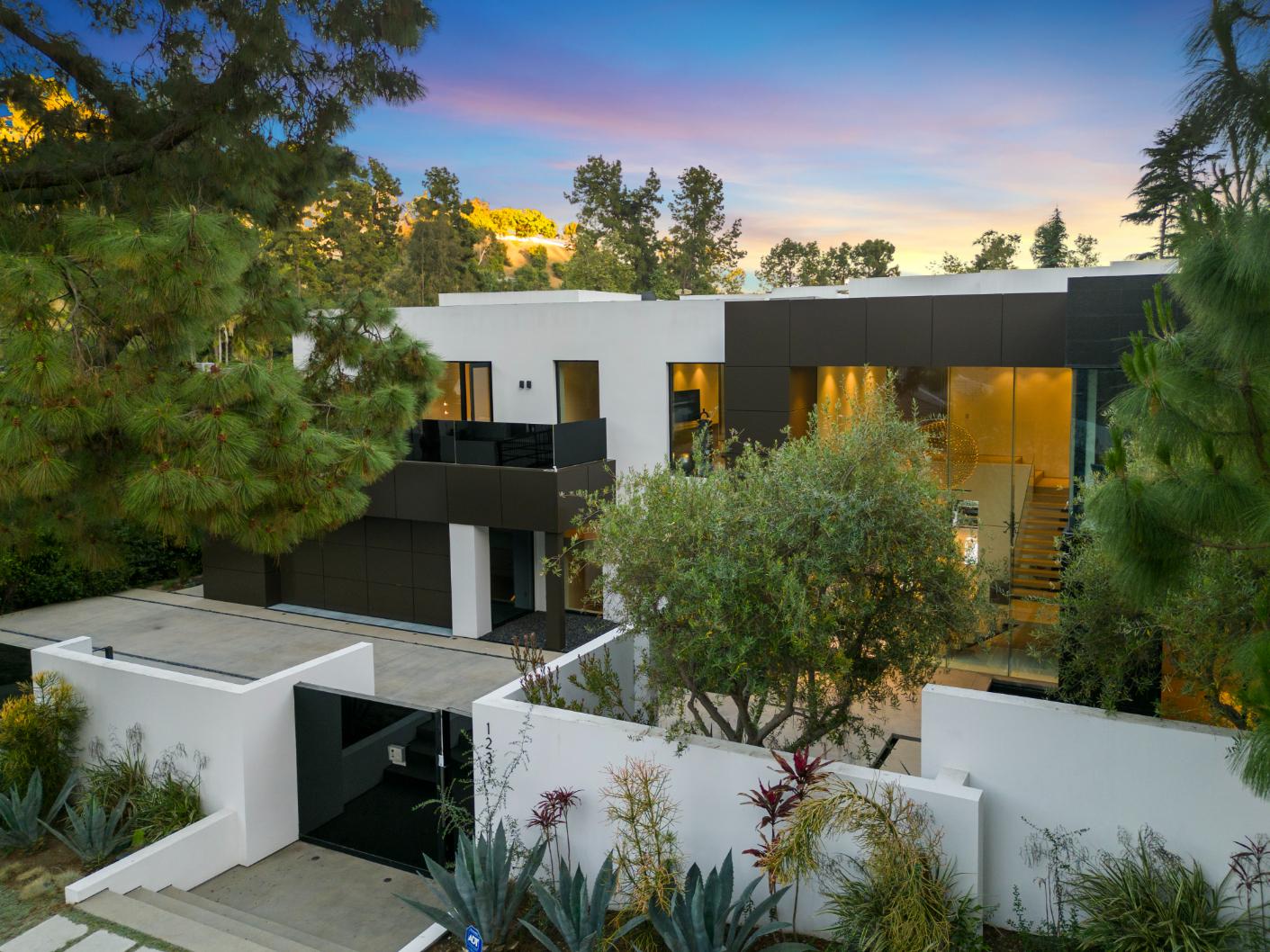 Lago Vista Modern gallery image 9
