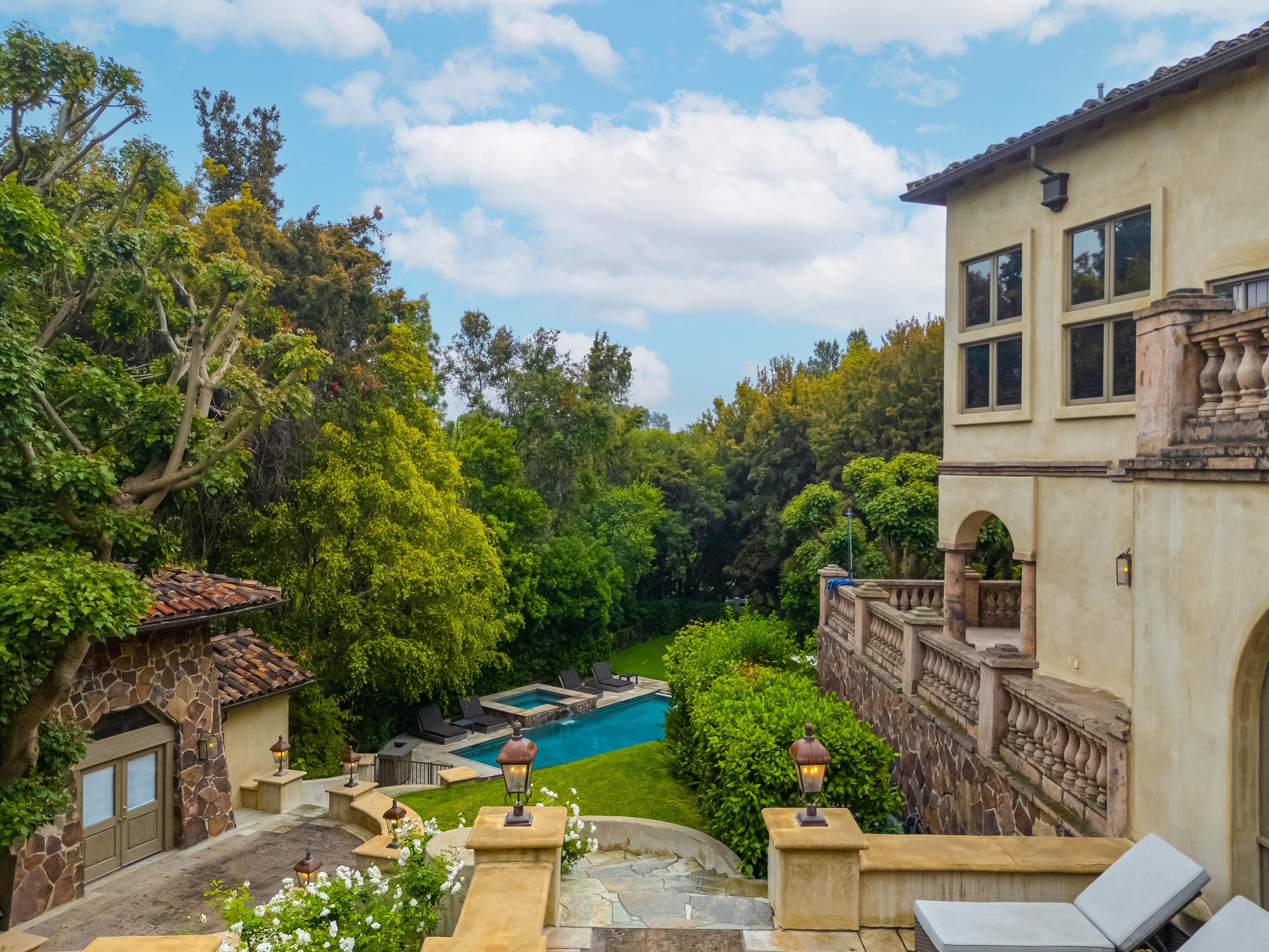 Carolwood Estate gallery image 4