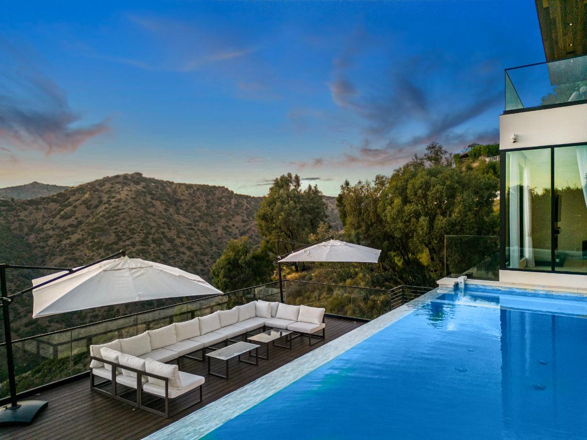 Linda Flora Modern Estate gallery image 8