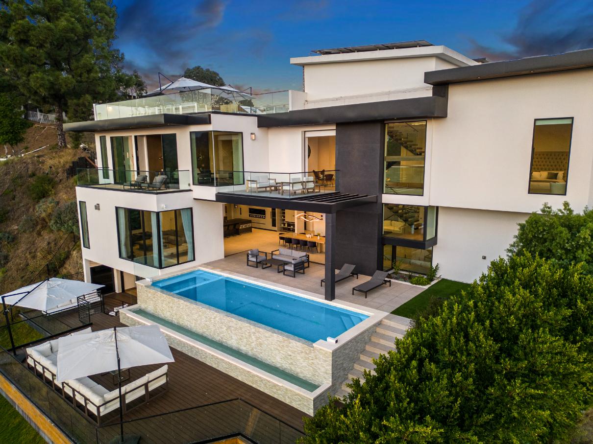 Linda Flora Modern Estate gallery image 9