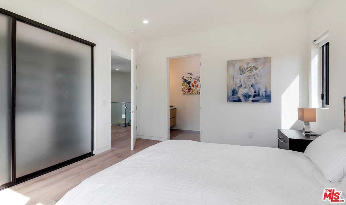 North Curson gallery image 3