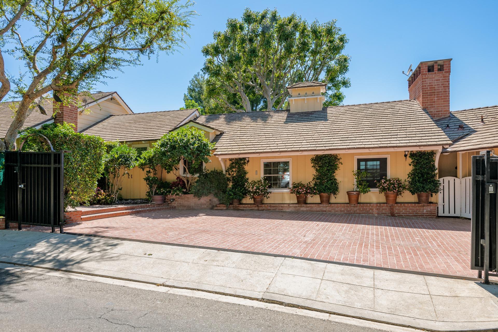 Bel Air Rd Farmhouse gallery image 4