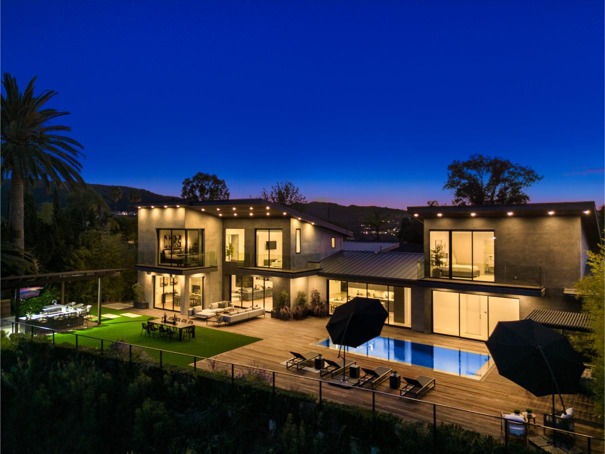 Skyline Luxury Haven gallery image 1