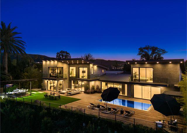 Skyline Luxury Haven gallery image 1