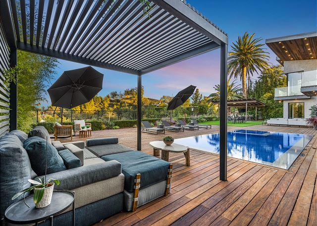 Skyline Luxury Haven gallery image 4