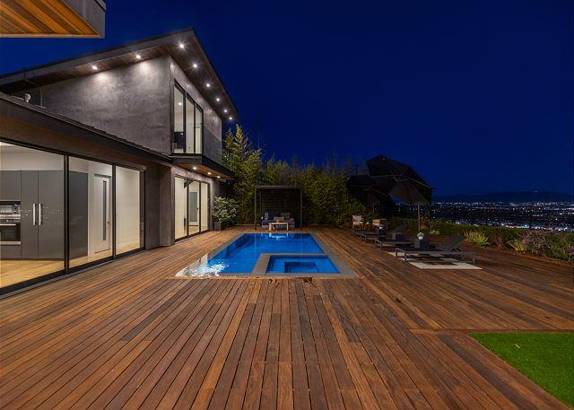 Skyline Luxury Haven gallery image 2