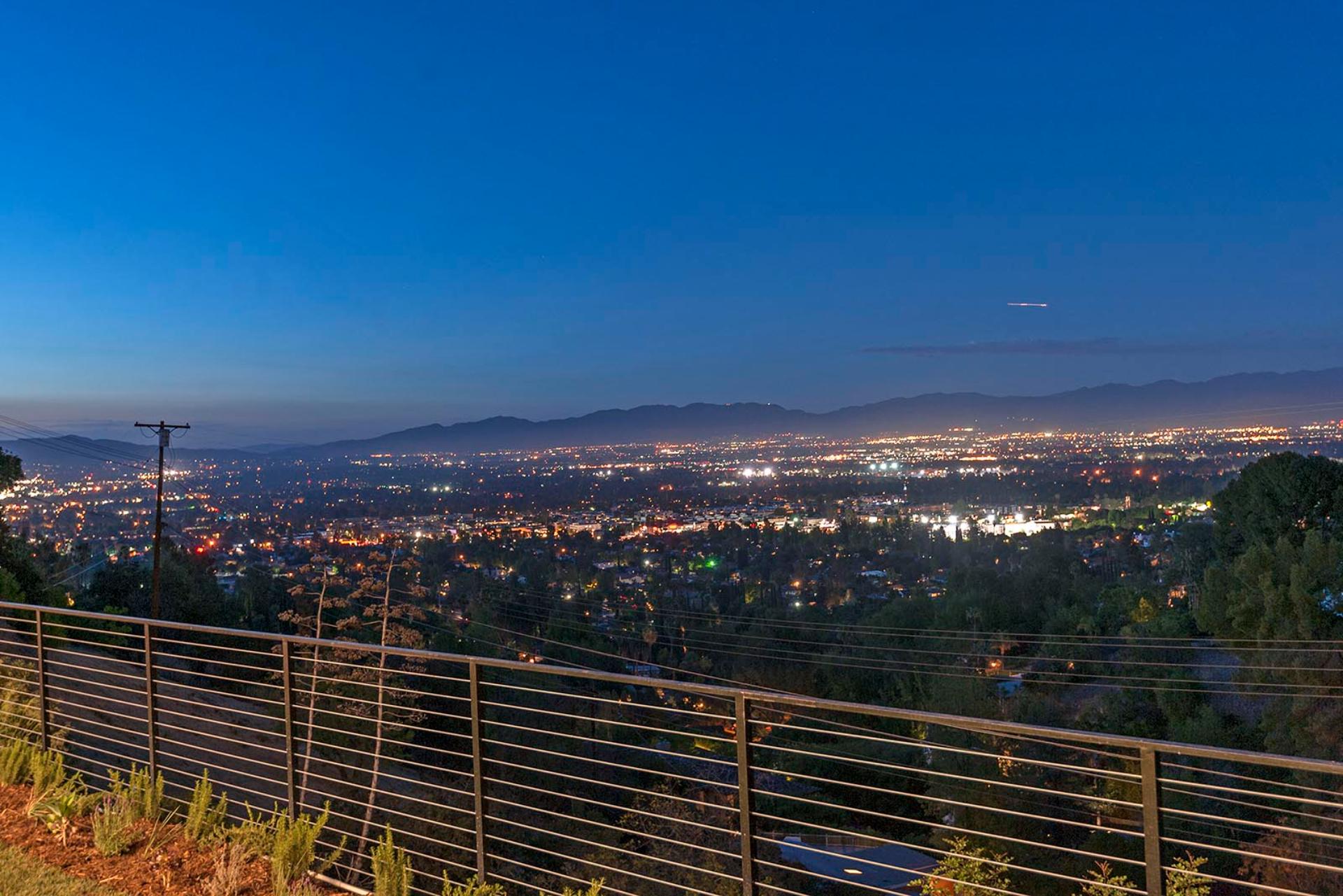 Skyline Luxury Haven gallery image 5