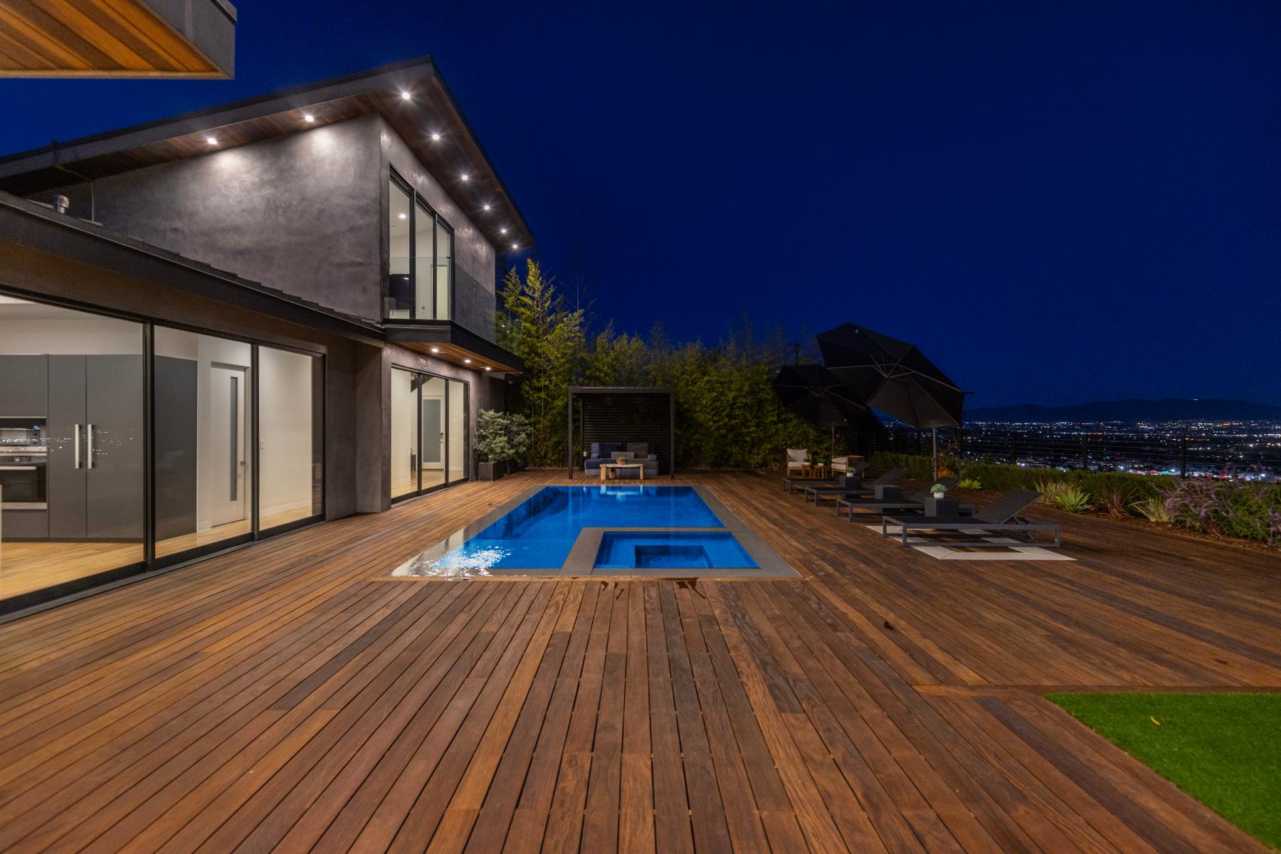 Skyline Luxury Haven gallery image 2