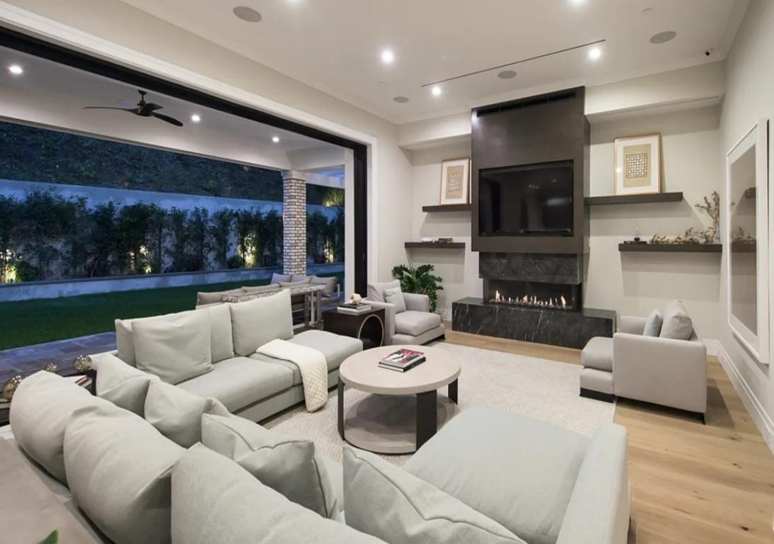 Mandeville Canyon gallery image 10