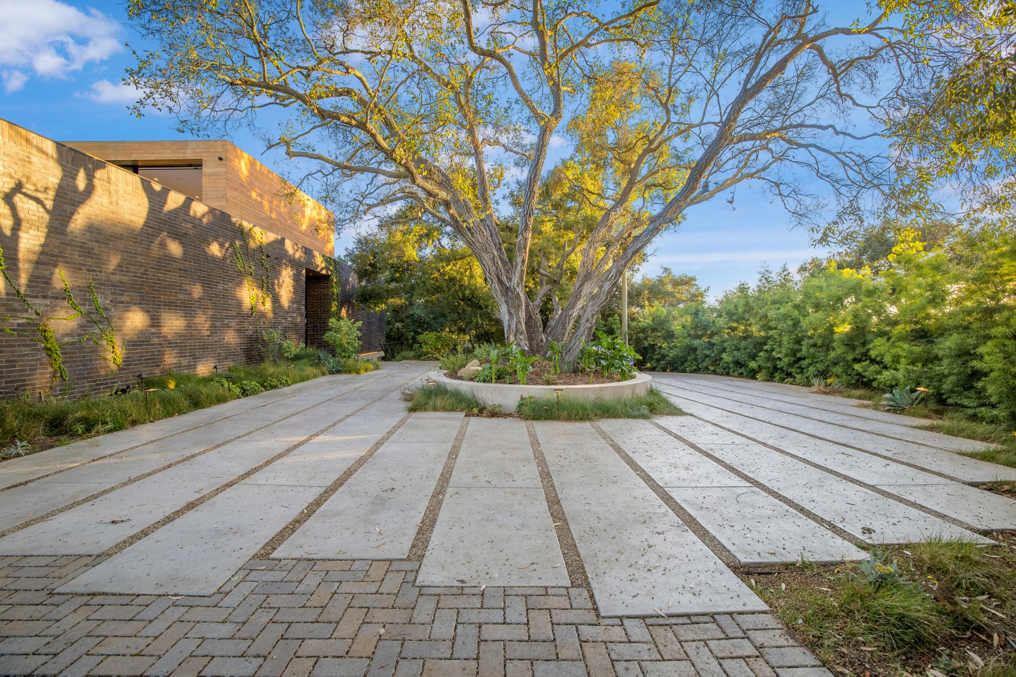 Oak Pass Manor gallery image 7