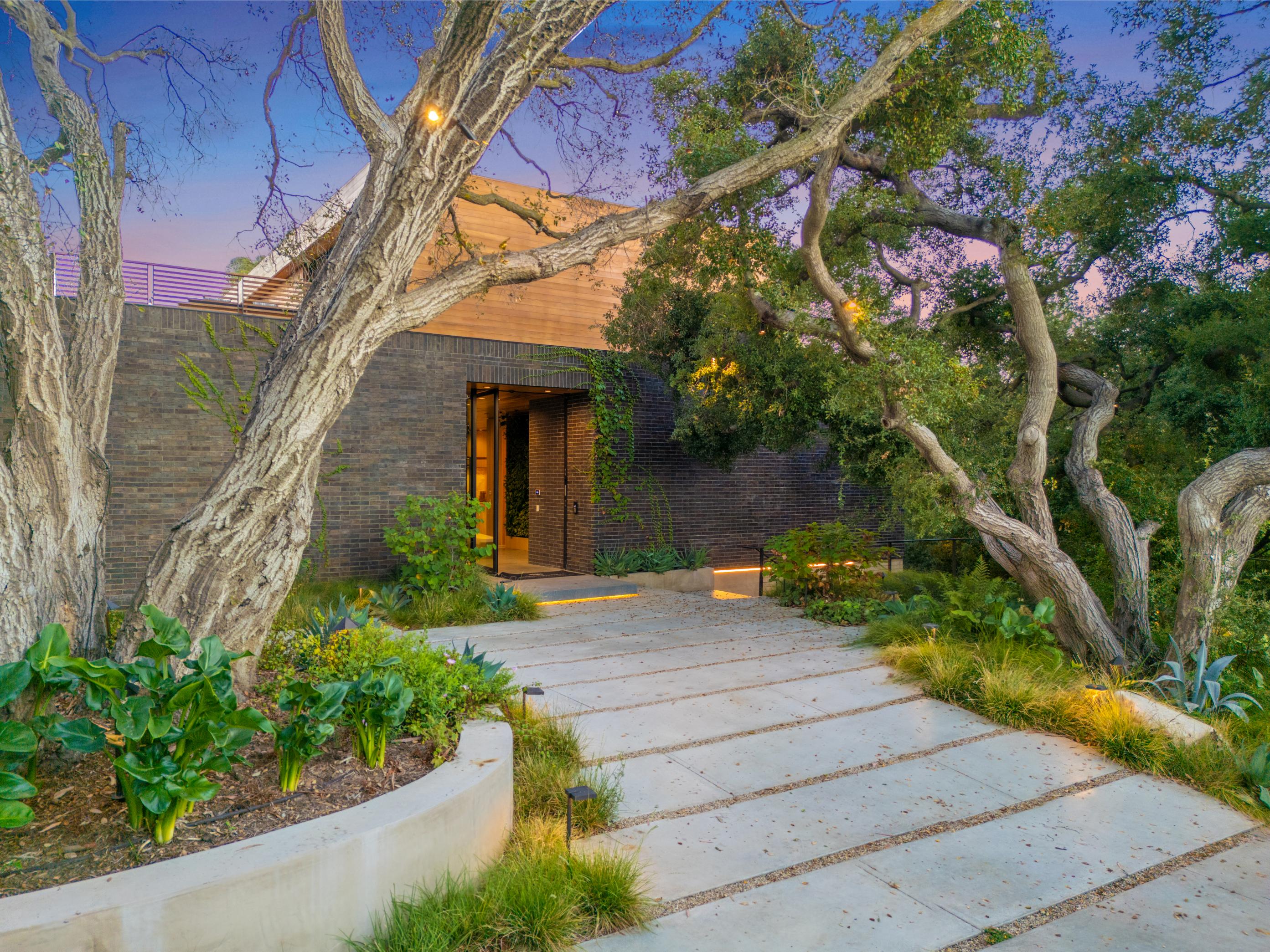 Oak Pass Manor gallery image 9