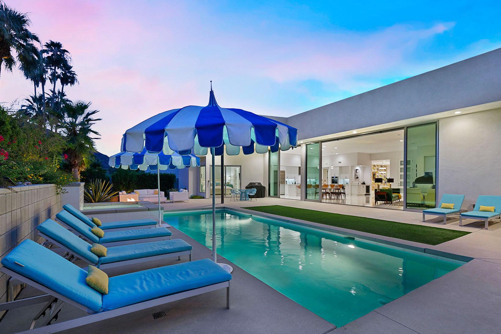 Cosmopolitan Glam getaway, walk to Palm Canyon! gallery image 8
