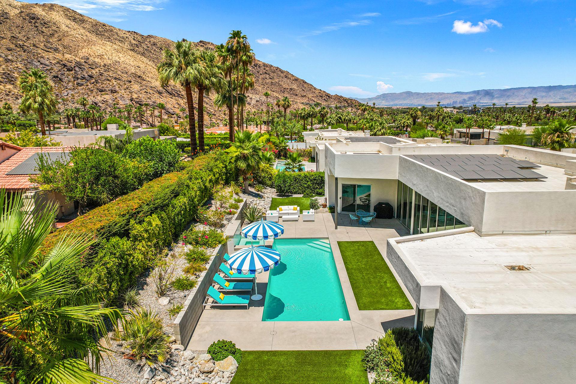 Cosmopolitan Glam getaway, walk to Palm Canyon! gallery image 7