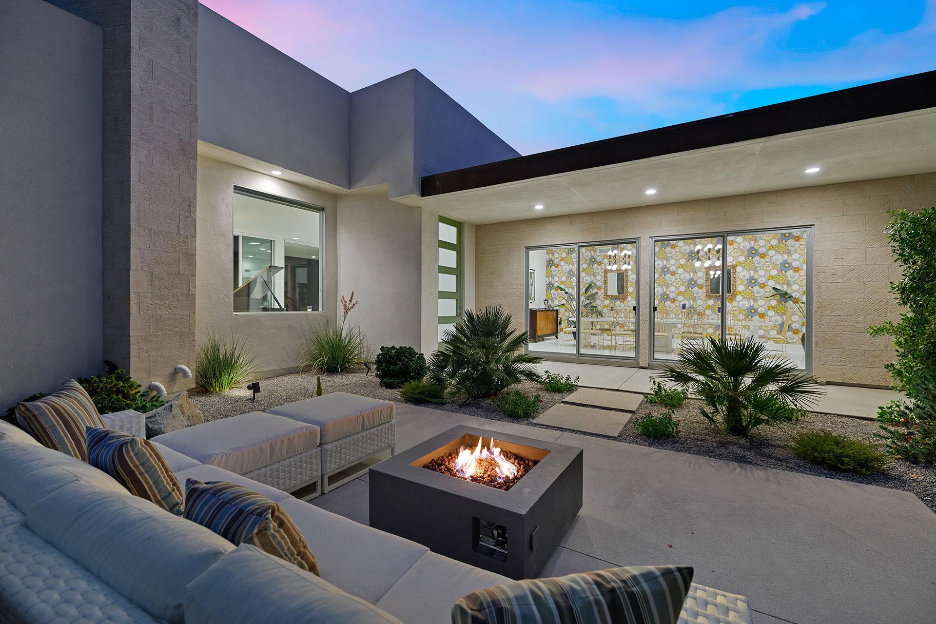 Cosmopolitan Glam getaway, walk to Palm Canyon! gallery image 9