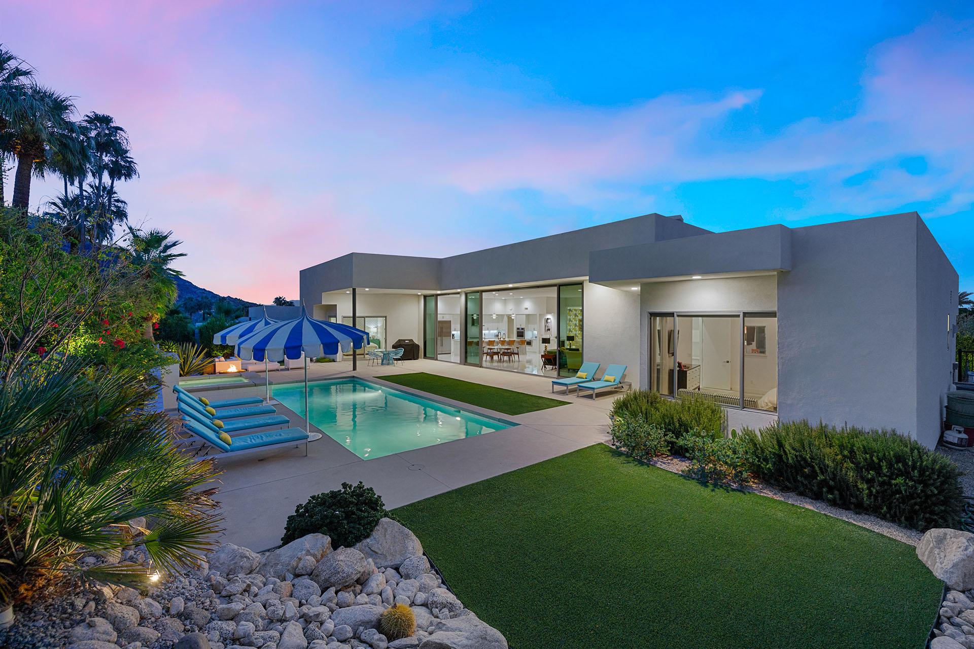 Cosmopolitan Glam getaway, walk to Palm Canyon! gallery image 10
