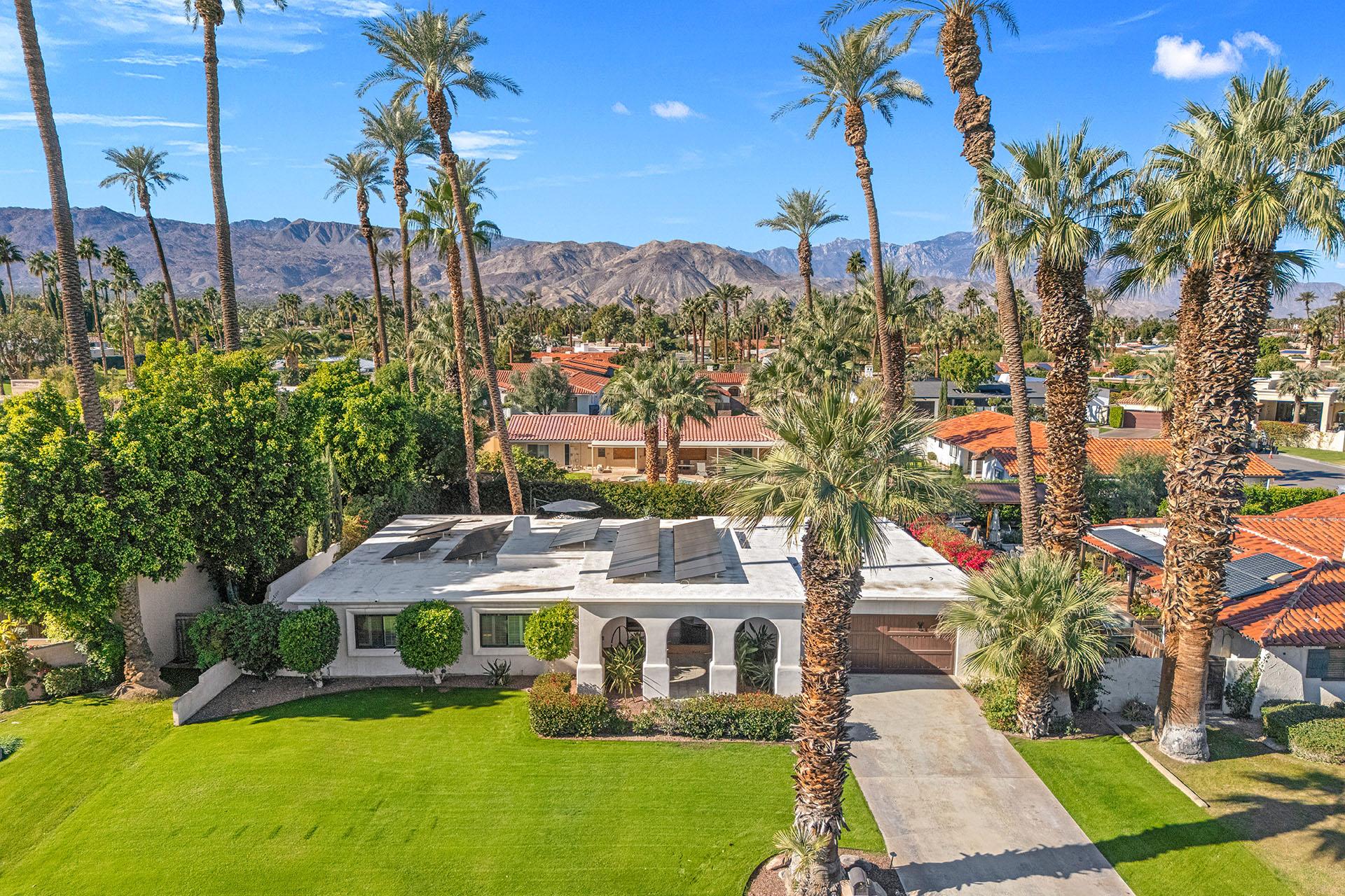 Palmeras Poolside gallery image 2