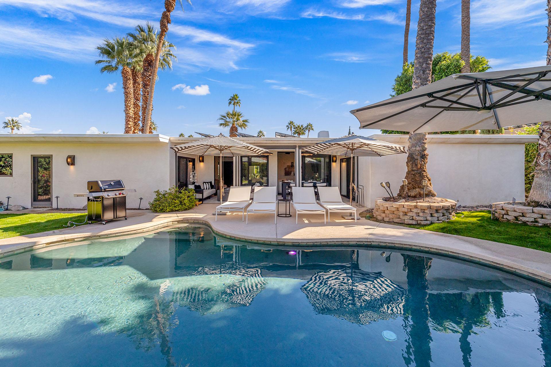 Palmeras Poolside gallery image 5