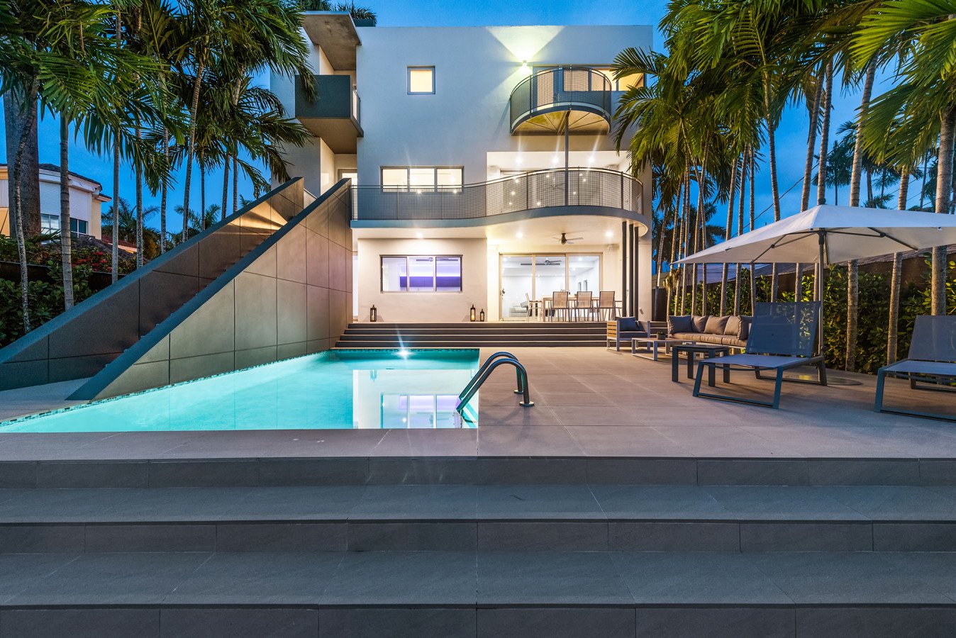 Modern waterfront Villa w/ Pool and Gym, Sleeps 8.