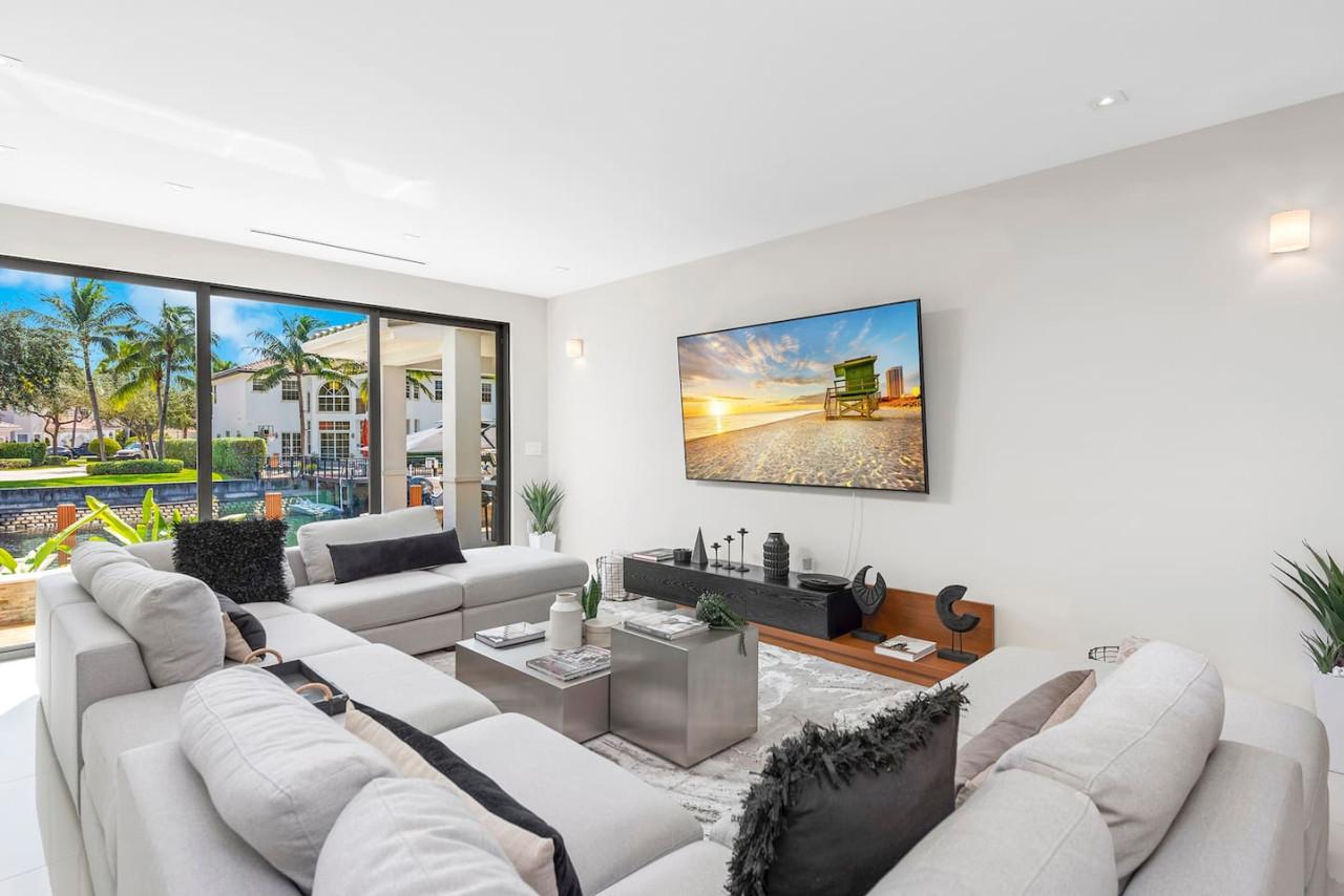 Waterfront Villa / Heated Pool, Gameroom, Sleeps12 gallery image 8