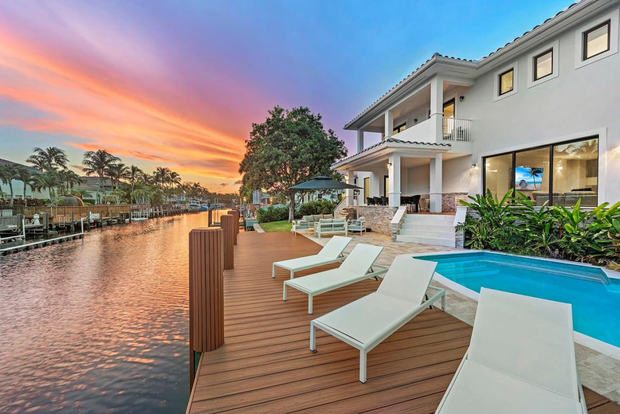 Waterfront Villa / Heated Pool, Gameroom, Sleeps12 gallery image 1