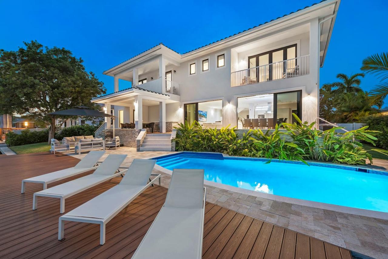 Waterfront Villa / Heated Pool, Gameroom, Sleeps12 gallery image 6