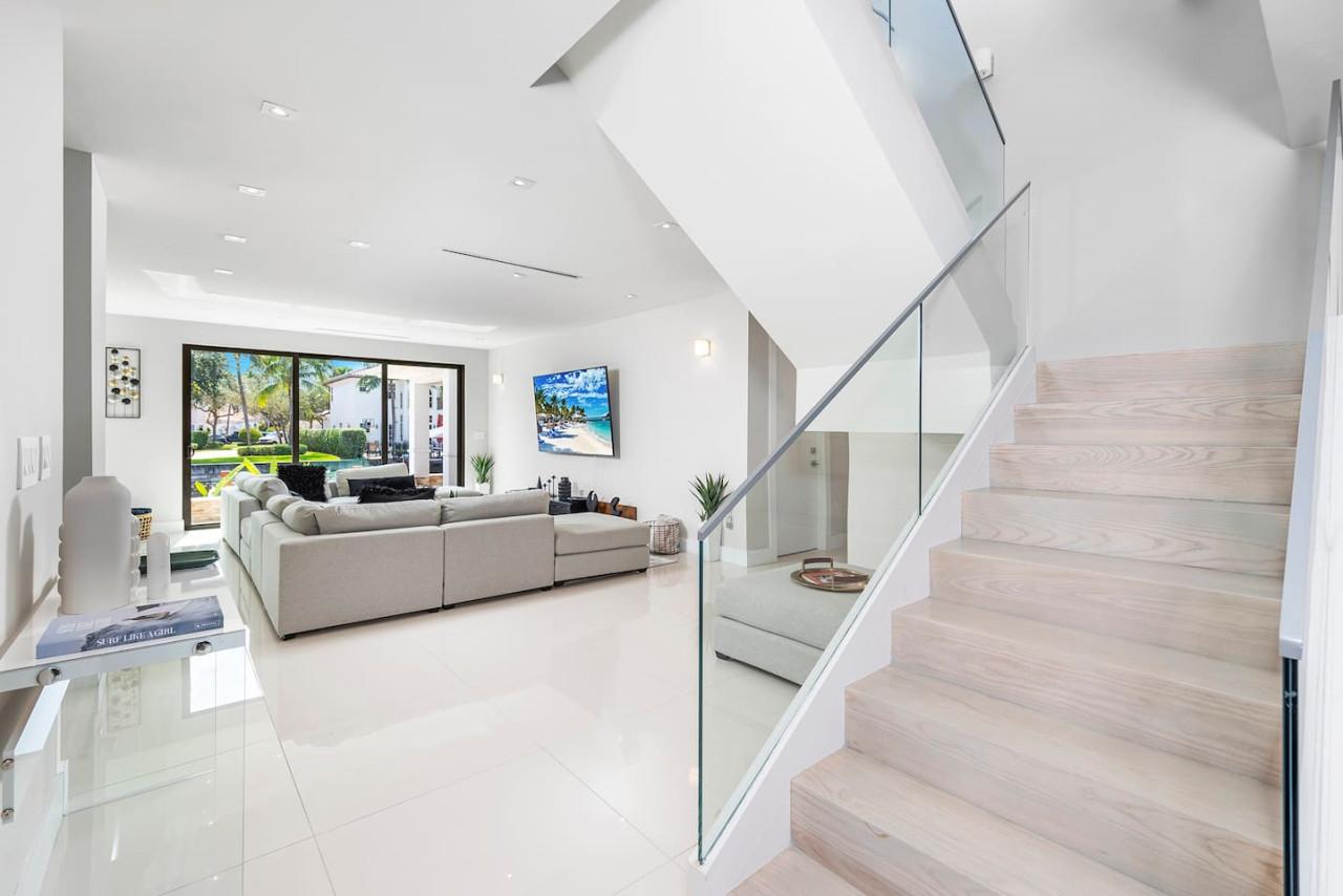 Waterfront Villa / Heated Pool, Gameroom, Sleeps12 gallery image 5