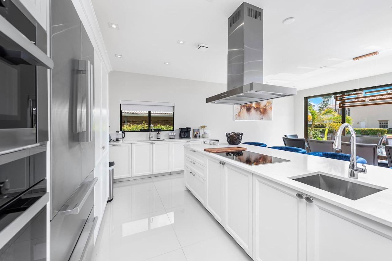 Waterfront Villa / Heated Pool, Gameroom, Sleeps12 gallery image 10