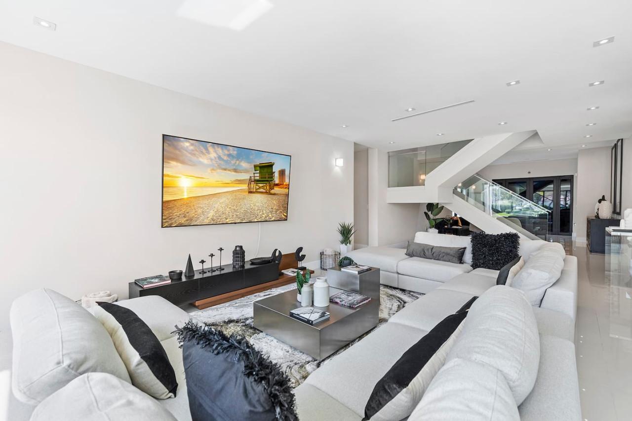 Waterfront Villa / Heated Pool, Gameroom, Sleeps12 gallery image 9