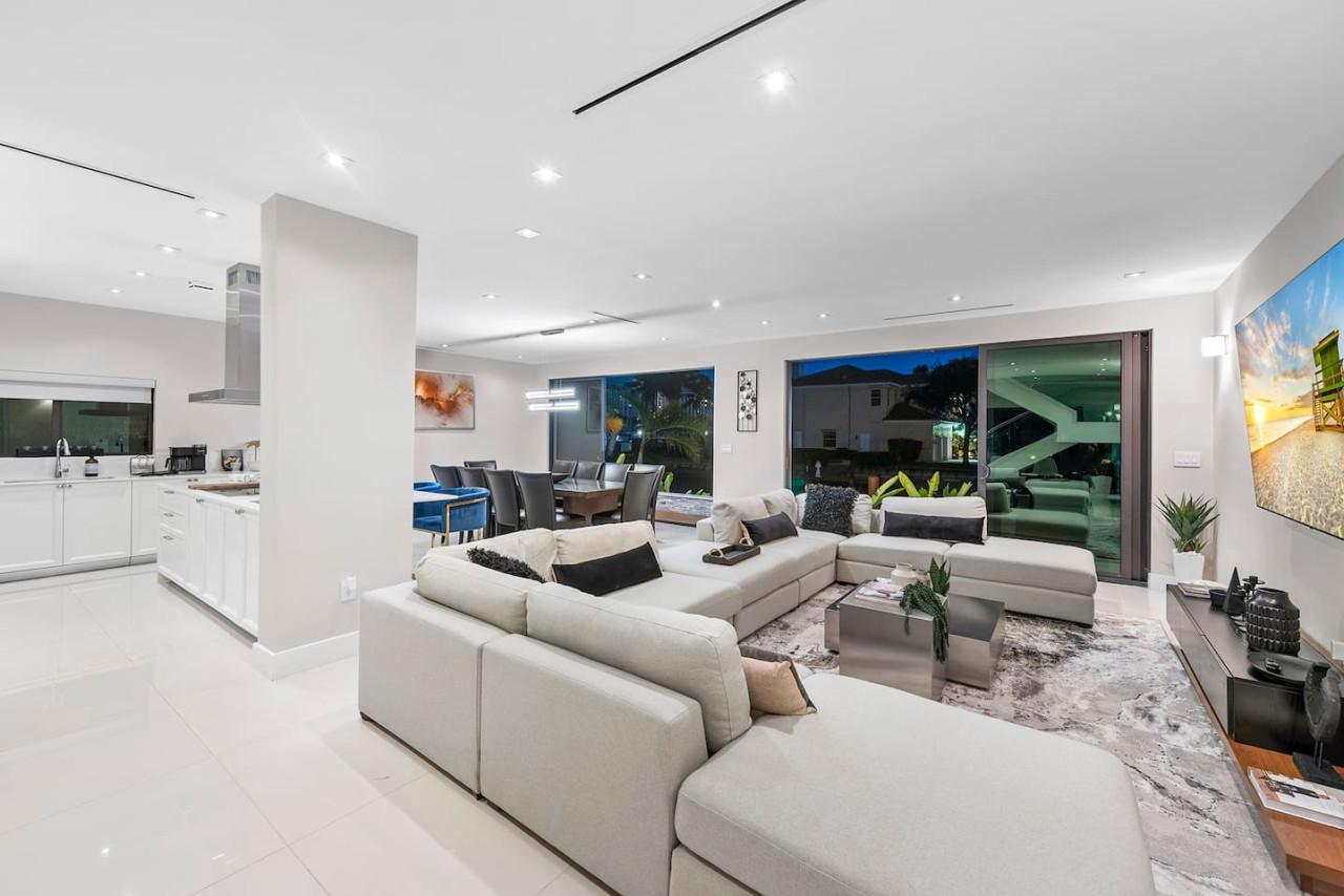 Waterfront Villa / Heated Pool, Gameroom, Sleeps12 gallery image 4