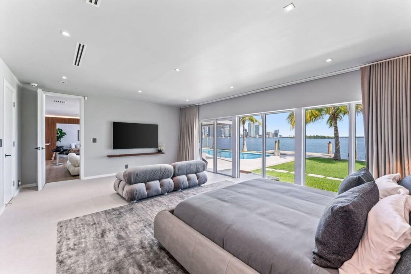 Miami Waterfront Villa w/ Pool, Spa & Sunset Views gallery image 8